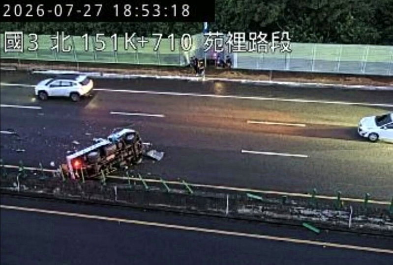 國道3號苗栗縣苑裡鎮路段南向內側車道，今天晚間發生3車事故，1輛轎車4腳朝天翻覆，1輛小貨車側翻，3人手部受傷，圖／取自國道1968