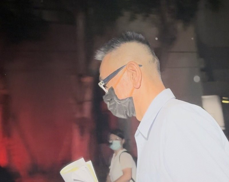 中聯總經理余凌冲11日深夜湊足2000萬元交保。記者曾健祐/攝影