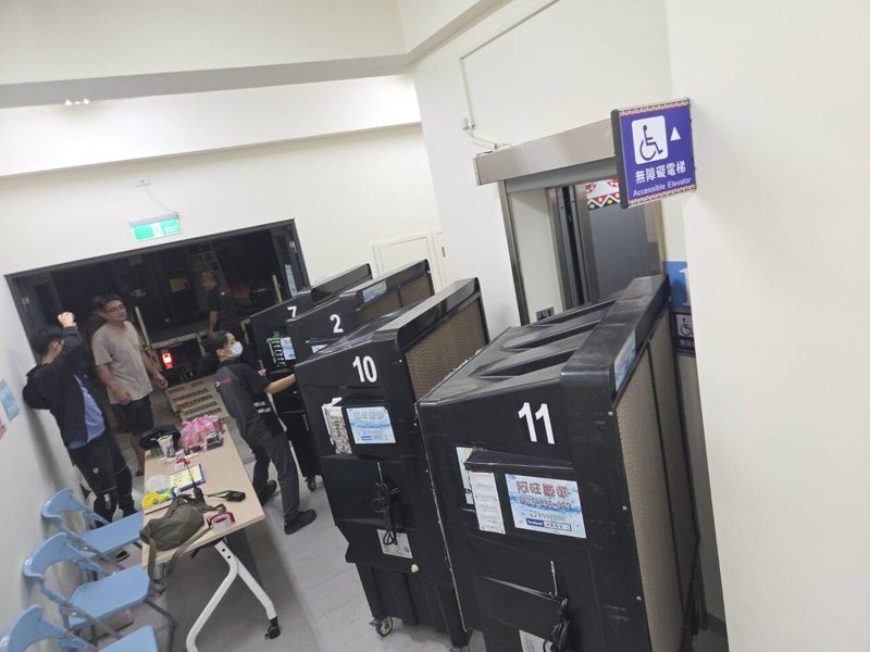 光復公所也緊急租用6台水冷扇,其中4台配置於太巴塱部落之心、2台送往東富國小使用。圖/光復鄉公所提供