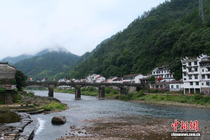 7月22日，王村口镇地处浙西南山区，群山环抱，乌溪江穿镇而过。曹丹 摄