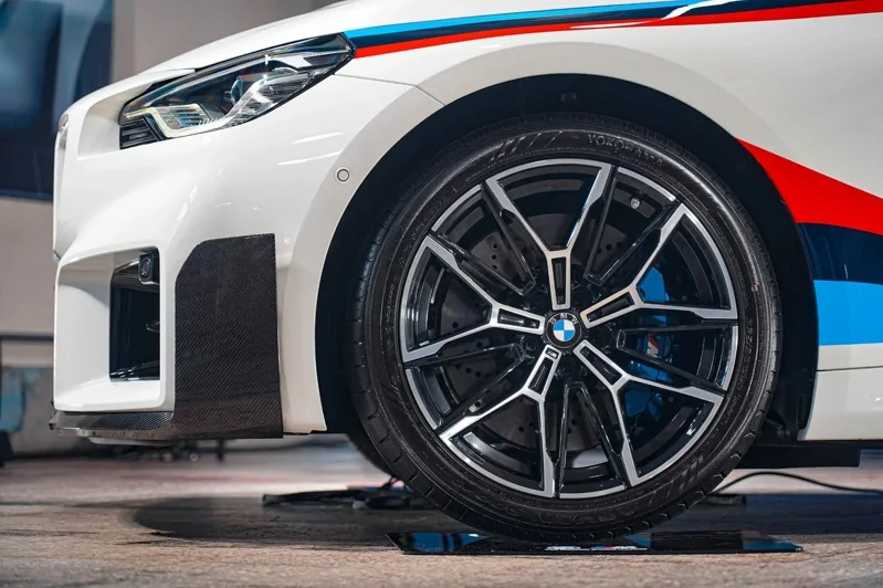 Limited Edition車頭配置M Performance碳纖維前定風翼與賽車化專屬拖車繩,大幅強化前視角的競技張力。 記者趙駿宏/攝影
