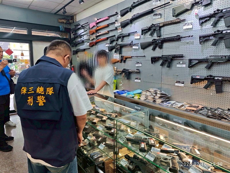 知名老牌玩具商「樺山玩具」范姓負責人，涉嫌製造、販售「模擬槍」，以及用簡易工具修整，即可裝填火藥擊發霰彈的槍管，被依違反槍砲彈藥刀械管制條例起訴。記者邱瑞杰／翻攝