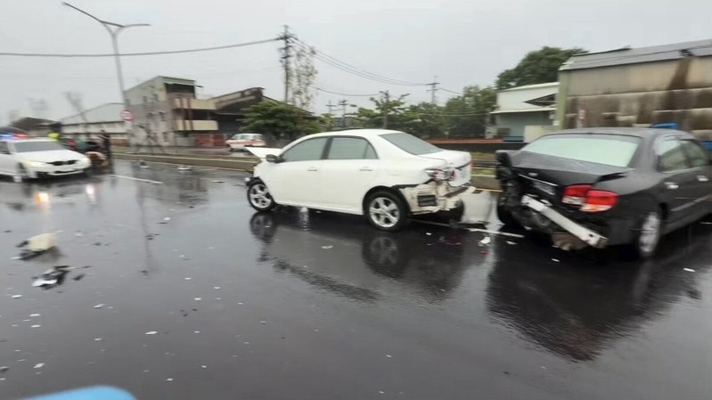 嘉義縣新港鄉縣道159線今天下午發生毒駕連環撞事故，林姓男子疑似吸毒沿路擦撞分隔島，再撞多車釀3人送醫。記者黃于凡／翻攝