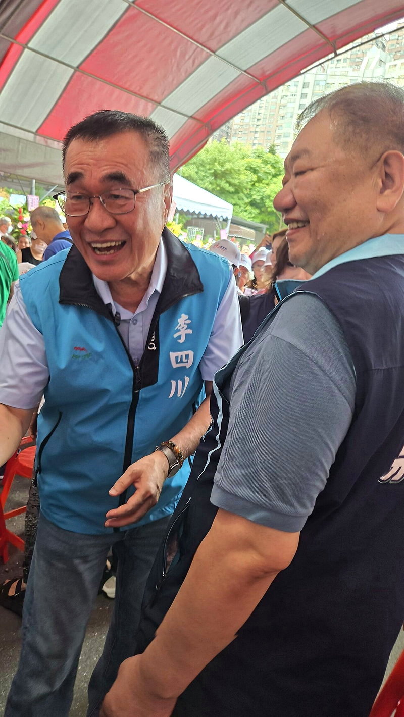 國民黨新北市長參選人李四川（左）上午到淡水，參加自己與無黨籍市議員參選人呂鈞鴻的聯合競選總部成立大會。記者林昭彰／攝影