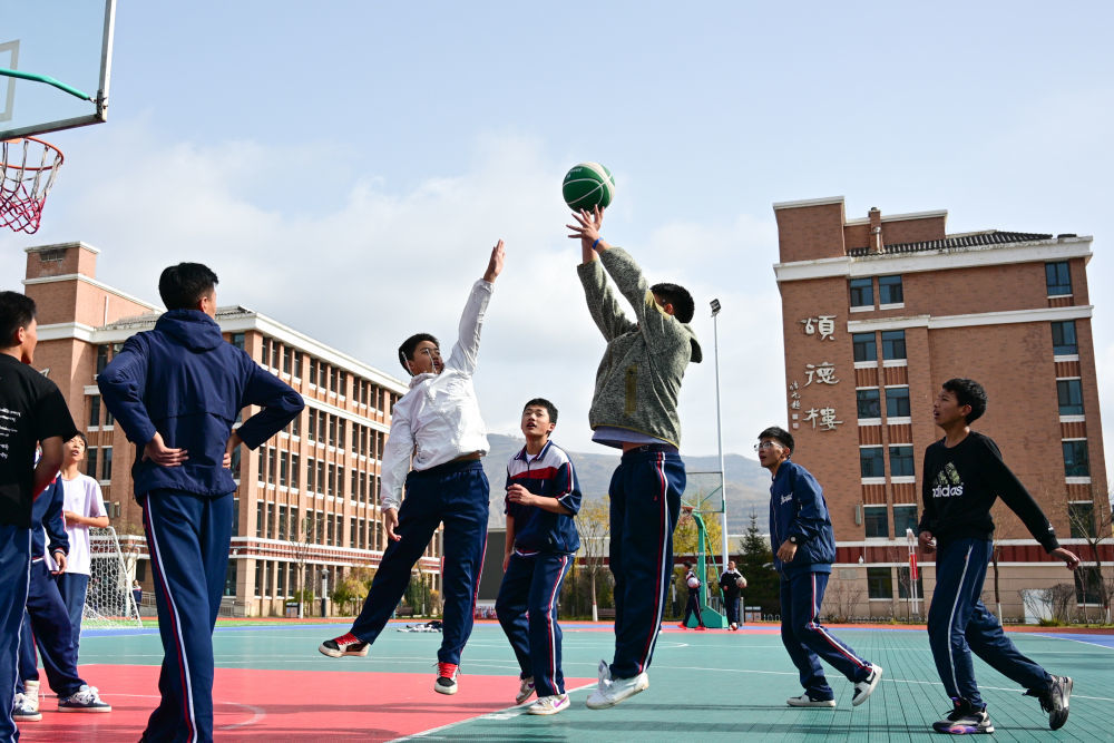 2025年11月7日，在青海西宁果洛西宁民族中学，学生在打篮球。新华社记者 齐芷玥 摄