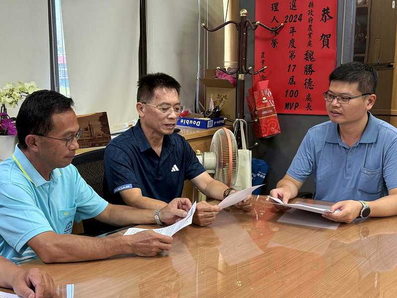 雲林有羊肉驗出戴奧辛超標，李姓飼主涉嫌冒用嘉南羊乳運銷合作社員牧場健康聲明，導致嘉南羊乳被消費者退訂一成，今合作社拜訪縣府，盼縣府協助產業恢復買氣。記者陳雅玲／攝影