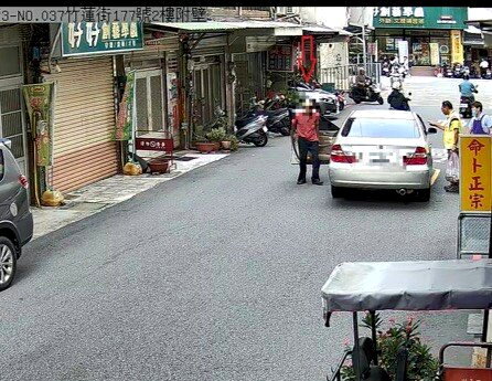 新竹市一名男子酒駕失控，22日在東區竹蓮街連撞路旁3輛汽車、3輛機車，肇事後竟下車混入圍觀人群，向警方佯稱只是「在旁邊看戲」，還企圖趁隙溜走。圖／警方提供