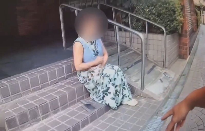 經員警勸說，葉女主動交出菜刀，表示其求職不順、心情不佳。圖／警方提供