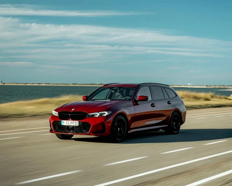 專為追求極致風格與感官體驗的車主打造,BMW 318i Touring M Sport豪華旅行車全面升級M Sport運動化套件,包含18吋M雙輻式848 M型輪圈、M空力套件、M字樣車側銘牌。 圖/汎德提供