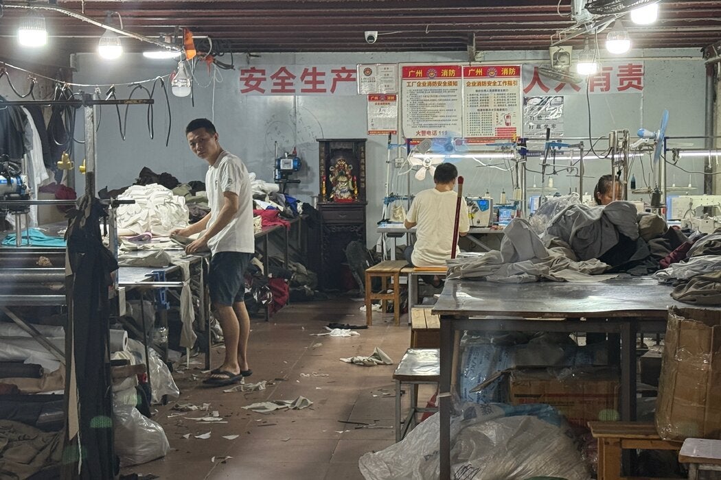 中国仍有许多低技术制造商,例如服装行业,它们既面临海外市场关税,又面对国内消费意愿低迷的消费者。