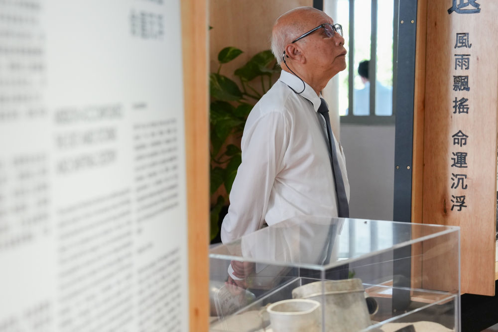 7月5日，一名老人在马来西亚首都吉隆坡的南侨机工纪念馆参观。新华社记者 陈泽国 摄