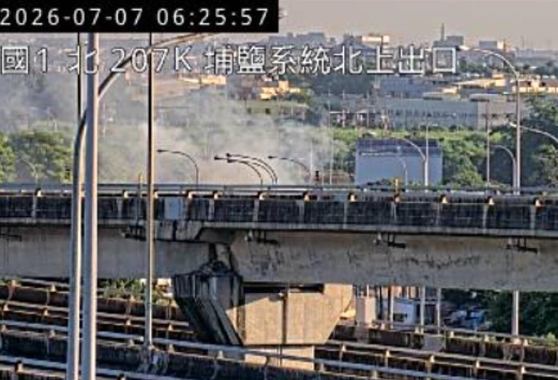 國1北上207.3K埔鹽系統前，1輛大貨車翻覆火燒車事故，目前全線封閉。圖／取自高公局1968即時路況