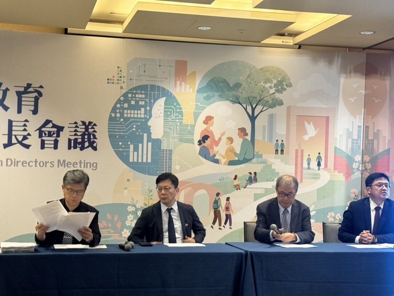 教育部長鄭英耀（右二）表示，分科測驗確定延期。記者柯美儀／攝影