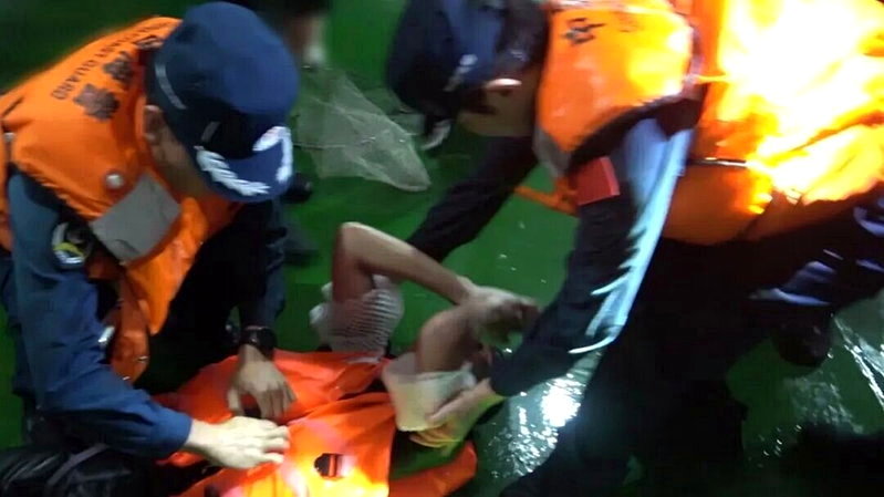 中國海警27日表示，海警船26日晚間再救起2名落水的越南籍船員，兩人生命跡象正常。圖／取自中國海警微信公眾號