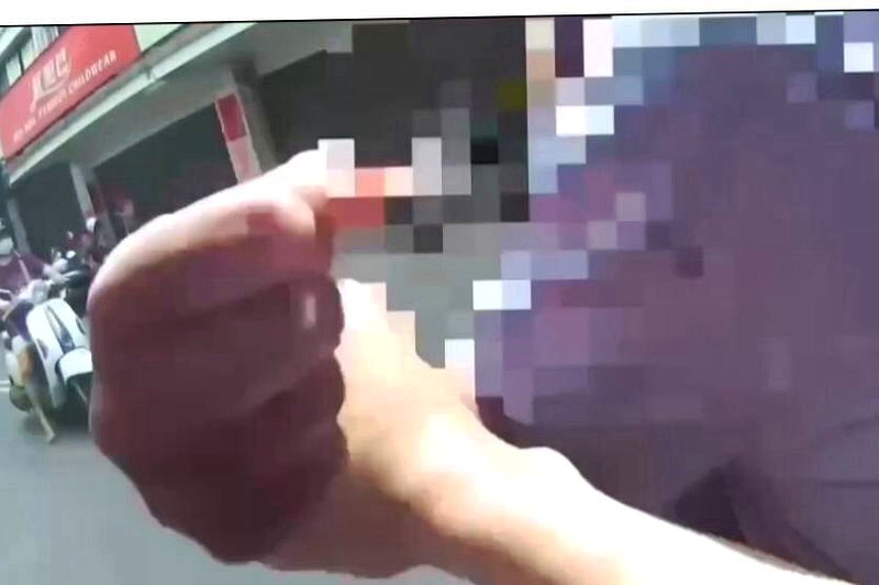咆哮女子一度想要揮拳擊警,揮起的手卻被員警牢牢抓住,最後遭壓制上銬。圖/警方提供
