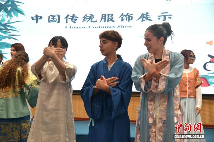7月5日,海南三亚,意大利青少年正在学习中国传统礼仪。张月和 摄