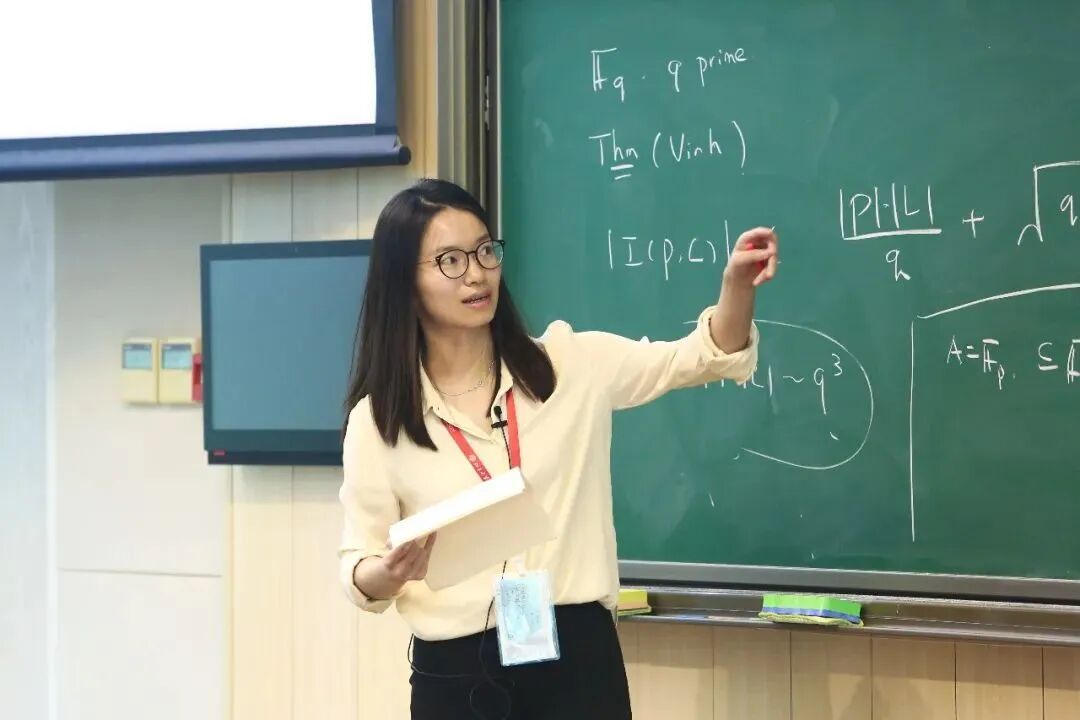 王虹作学术报告 图源:“中国新闻网”微信公众号