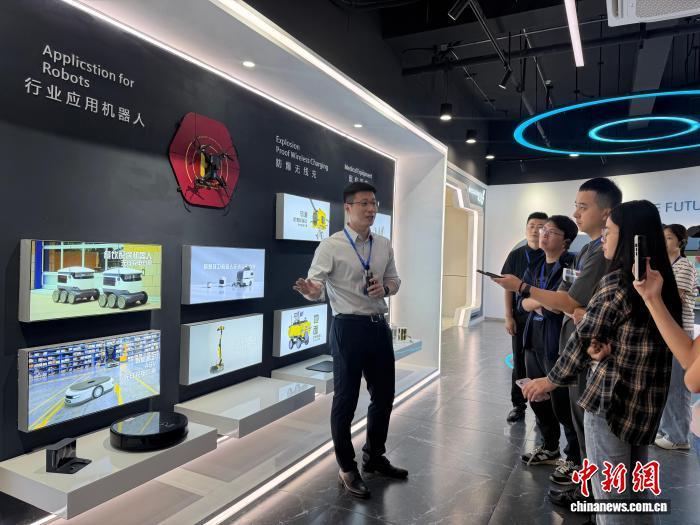 9月3日,李凌瀚向媒体人介绍相关产品应用。中新网记者 储玮玮 摄