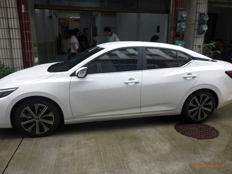 白色轎車停車堵住住戶門口,雖路旁無禁停標線,警方仍拖吊開罰。記者林保光/翻攝