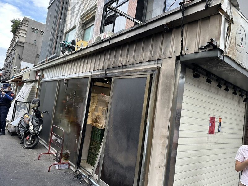 台中市北區三民路一處建築空地今下午1點多驚傳火警，火勢一度猛烈，造成周邊11輛機車遭波及，其中9輛全毀、2輛半毀。圖／消防提供