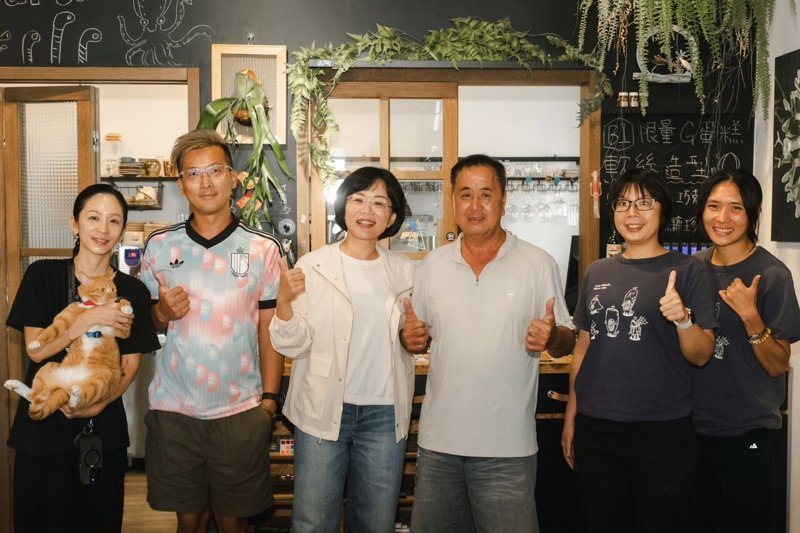 民進黨新北市長參選人蘇巧慧（左三）近日拜訪瑞芳鼻頭角，與當地青年、里長交流。圖／蘇巧慧競選辦公室提供