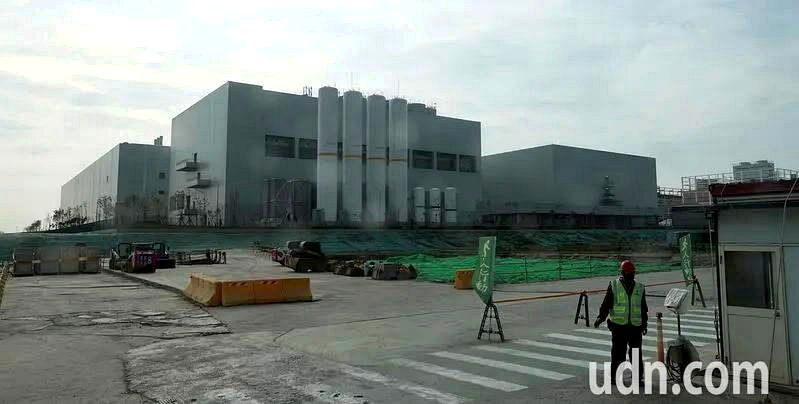 台積電近年持續深耕嘉義科學園區,一期兩座先進封裝廠已正式量產,二期也展開擴建工程,未來將打造全球先進封裝重鎮,台積電從建築結構、機台設備到自動化系統全面提升耐震規格,以降低地震帶來的衝擊。聯合報系資料照