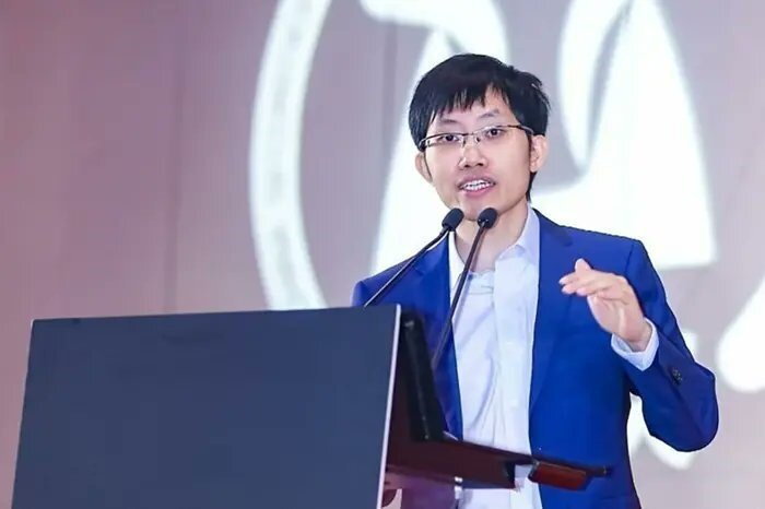 彭博報導,DeepSeek據報因創辦人梁文鋒此前談及中美AI競爭的言論在網路流傳,已告知部分投資人暫停第二輪融資計畫。圖/取自X平台