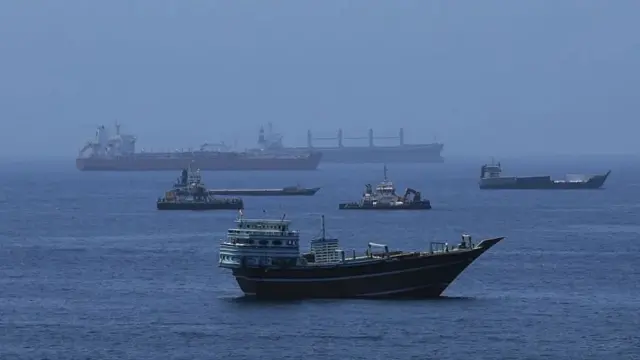 2026年6月商船和原油油轮停泊在海面上，准备通过至关重要的霍尔木兹海峡（荷莫兹海峡）。