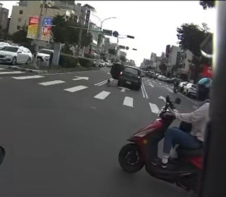 嘉義市一段驚險行車畫面近日在臉書社群脆傳出，有輛轎車昨天下午行經垂陽路路段轉彎，後座車門竟突然打開，有名年幼女童瞬間跌落車外，畫面令人怵目驚心。所幸當時後方並無來車，女童未遭車輛輾壓，驚險逃過一劫。 記者魯永明／翻攝