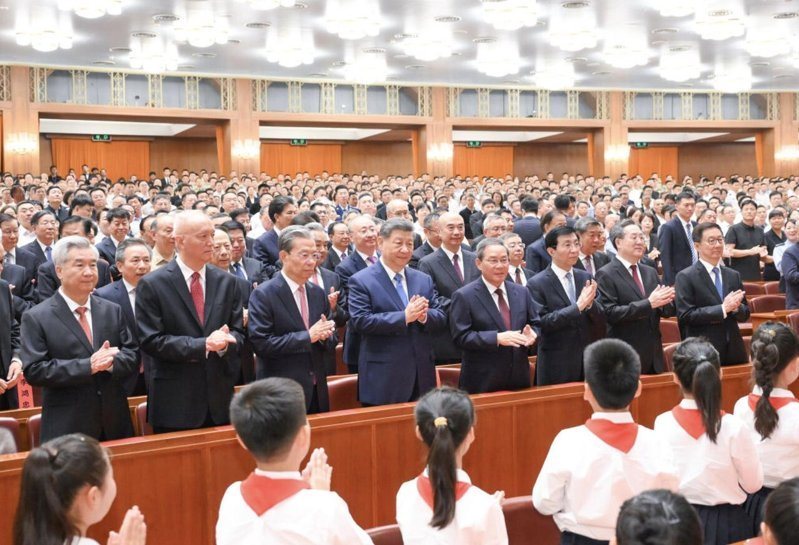 央視新聞報導,中共建黨105年,習近平在黨慶儀式中致詞表示,中國的發展正處於戰略略機遇與風險挑並存的時期,需要時刻準備經受「風高浪急」甚至「驚濤駭浪」的考驗。圖為他 以恆推進「全面從嚴治黨」;要落實「新時代黨的建設總要求」,要著眼於提高黨的長期執政能力、保持黨的先進性和純潔性、保持黨同人民群眾的血肉聯繫。還要堅決打打好反腐敗鬥爭攻堅戰持久戰總體戰。的音樂會29日晚在北京舉行,中共總書記習近平與其他6名政治局常委出席觀眾觀看演出。圖/取自新華社【作者:謝守真,日期:2026-06-30,數位典藏序號:20260630105049166】