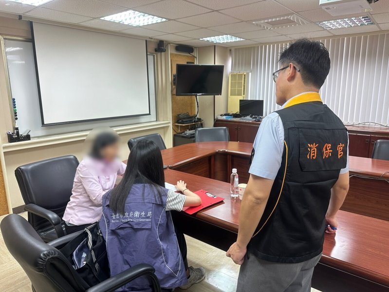 北市衛生局與消保官今前往福懋台北分公司清查所有流向單據。圖／北市法務局提供
