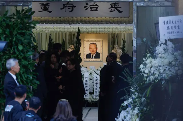 董建华葬礼现场设灵堂，上陈“董府治丧”