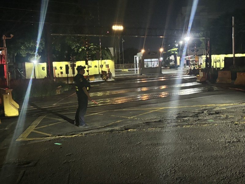台鐵內壢站因為號誌異常,導致興仁路平交道車流回堵,警方獲報後到達現場指揮交通,台鐵人員仍在搶修中。圖/鐵路警察局提供