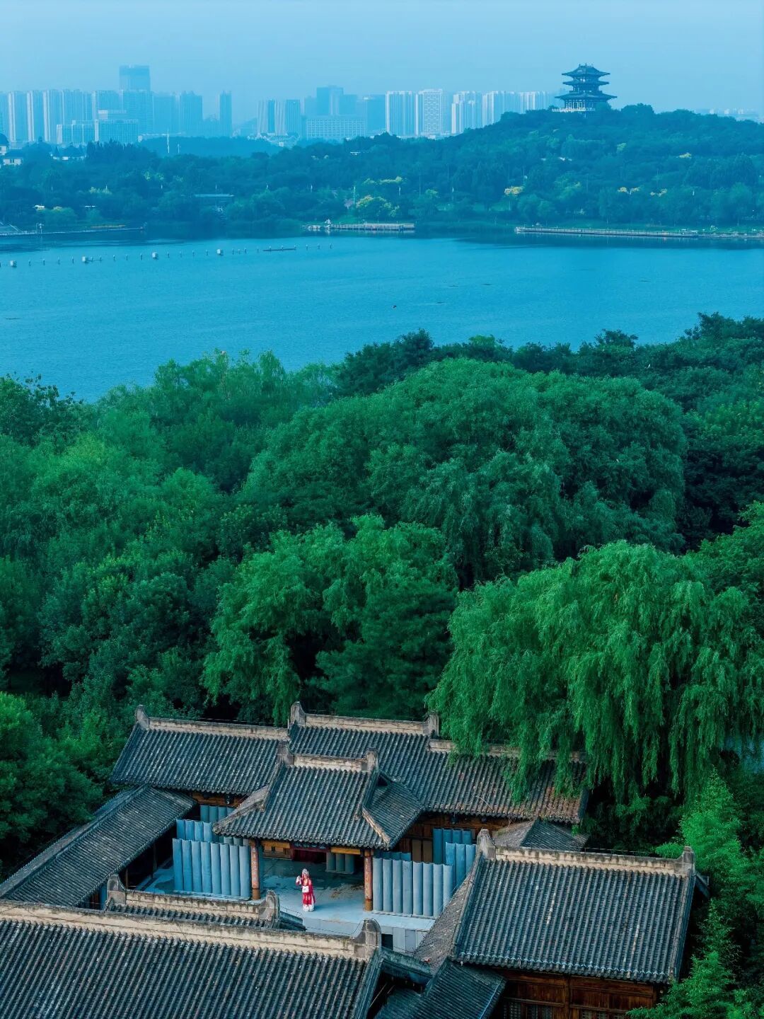 唐山南湖·开滦旅游景区位于唐山城区，是国家5A级旅游景区。