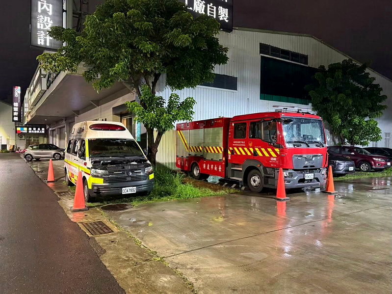 本案發生於海佃路二段,現場空地疑堆置大量廢油桶、鋁、鎂等金屬及其他廢棄物,前天凌晨約1時起火,消防隊獲報趕往搶救,滅火過程突然發生劇烈爆炸,包括3名消防員共15人受傷。圖/消防局提供
