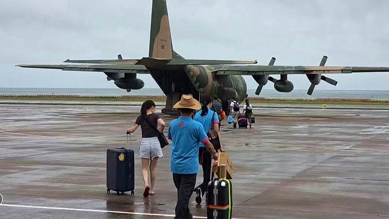 受紅霞颱風影響，大量原本規畫搭金門班機返台的「中轉客」，因無法搭船銜接既定班機，隔天返抵金門後又遇上班班客滿，連續兩天滯留金門機場等待候補，國防部今天出動3架次軍機協助輸運旅客返台。記者蔡家蓁／攝影