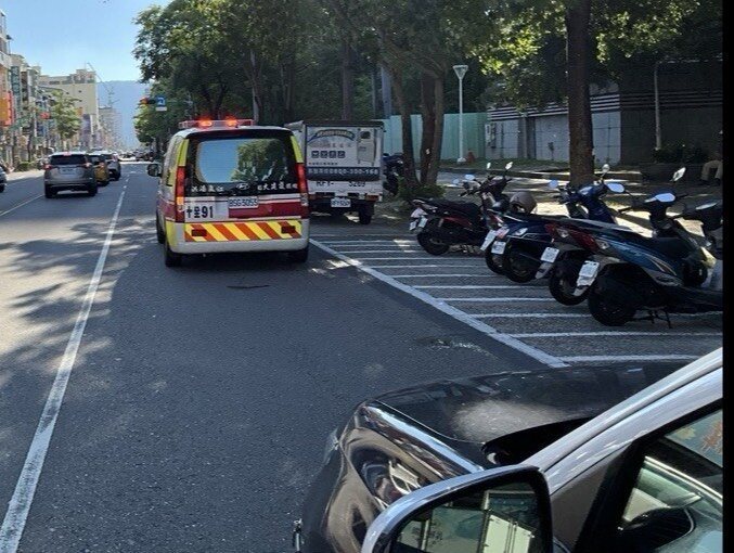 高市6歲蔡姓女童昨天傍晚突從三民公園過馬路，當場遭休旅車輾過，雙腿骨折被送醫，女駕駛肇逃後到案稱不知輾到人。記者石秀華／翻攝