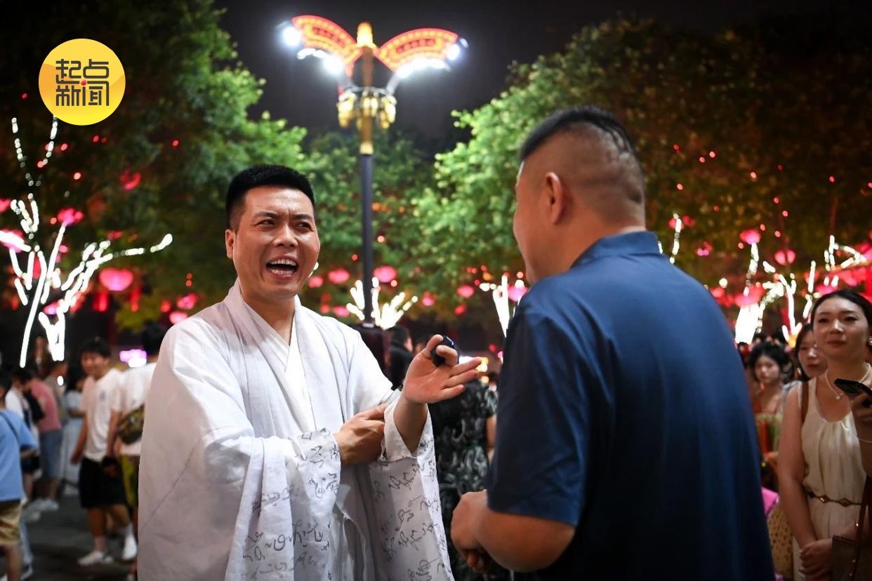 “对诗人”赵路路一袭唐装，与游客以诗会友。（邹竞一 摄）