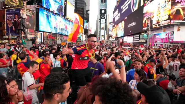 纽约时代广场(时报广场),西班牙球迷在该国夺得FIFA世界杯后欢呼庆祝(19/7/2026)
