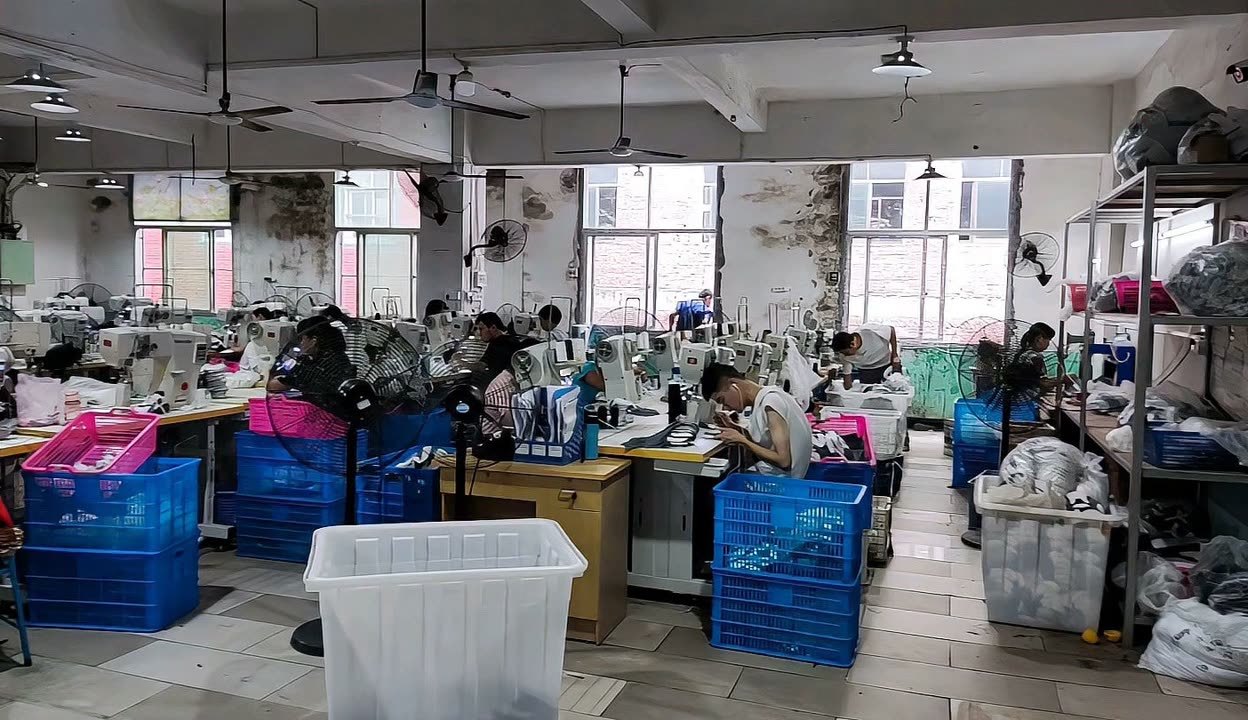 晋江一家潮鞋工厂。图片来源于网络