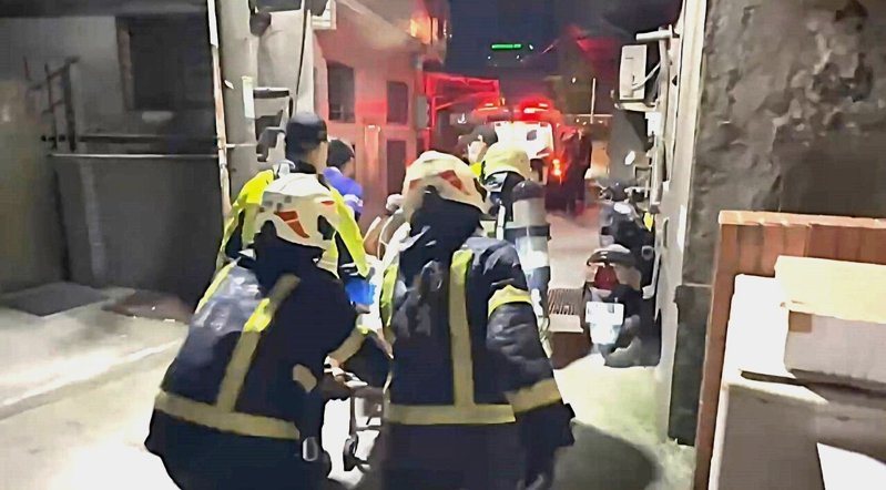 基隆中山二路二棟大樓昨天發生火警，60歲男屋主邱男被消防人員救出，送醫搶救宣告不治。記者游明煌／翻攝