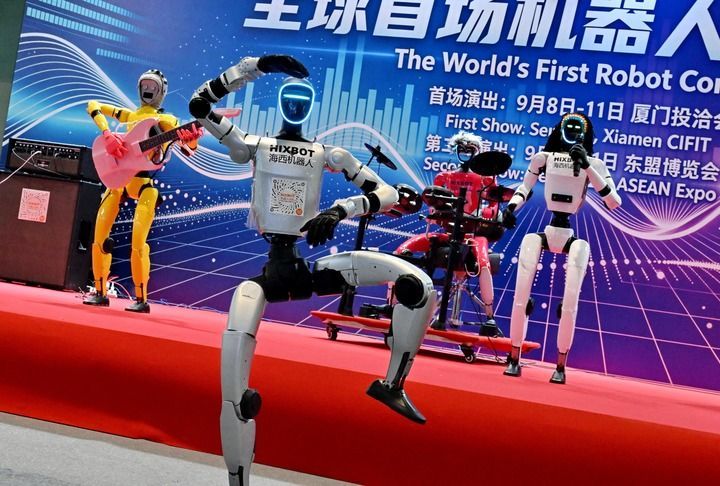 2026年9月9日，HIXBOT具身机器人乐队在第二十六届中国国际投资贸易洽谈会现场表演。新华社记者 林善传 摄