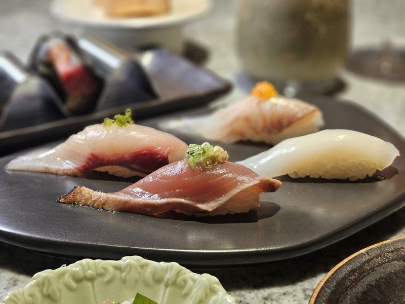旭集台中店推出蜜柑鰤魚、稻燒鰹魚、日本紫魷、水梨昆布締比目魚等特色壽司。記者陳睿中/攝影