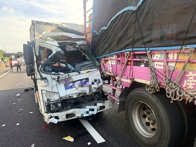 消防局說，到場後發現現場為三台車車禍，包括大貨車、小貨車及小客車，小貨車駕駛高男受困。圖／新竹市消防局提供