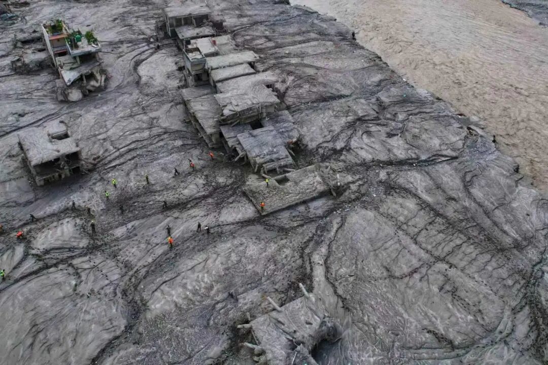 8月29日,尼泊尔努瓦科特县,救援人员在受灾区域进行勘查,周边建筑严重损毁。(图源:美联社)