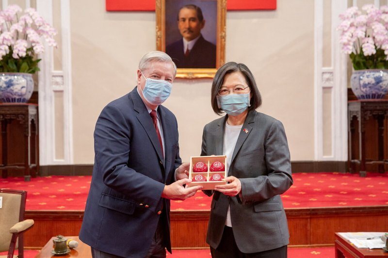 葛理漢自2003年起擔任美國聯邦參議員,是美國國會內長期支持台灣的重要人物,生前曾三度訪問台灣。葛理漢(左)2022年曾率領跨黨派代表團晉見前總統蔡英文(右)。路透