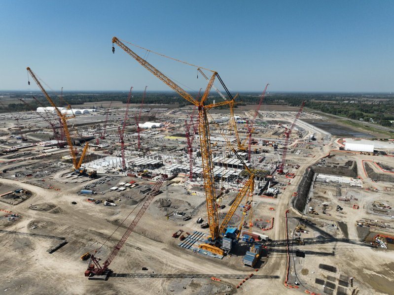 英特爾自2022年來在俄亥俄州興建半導體園區,圖為2024年興建至一半的照片。美聯社