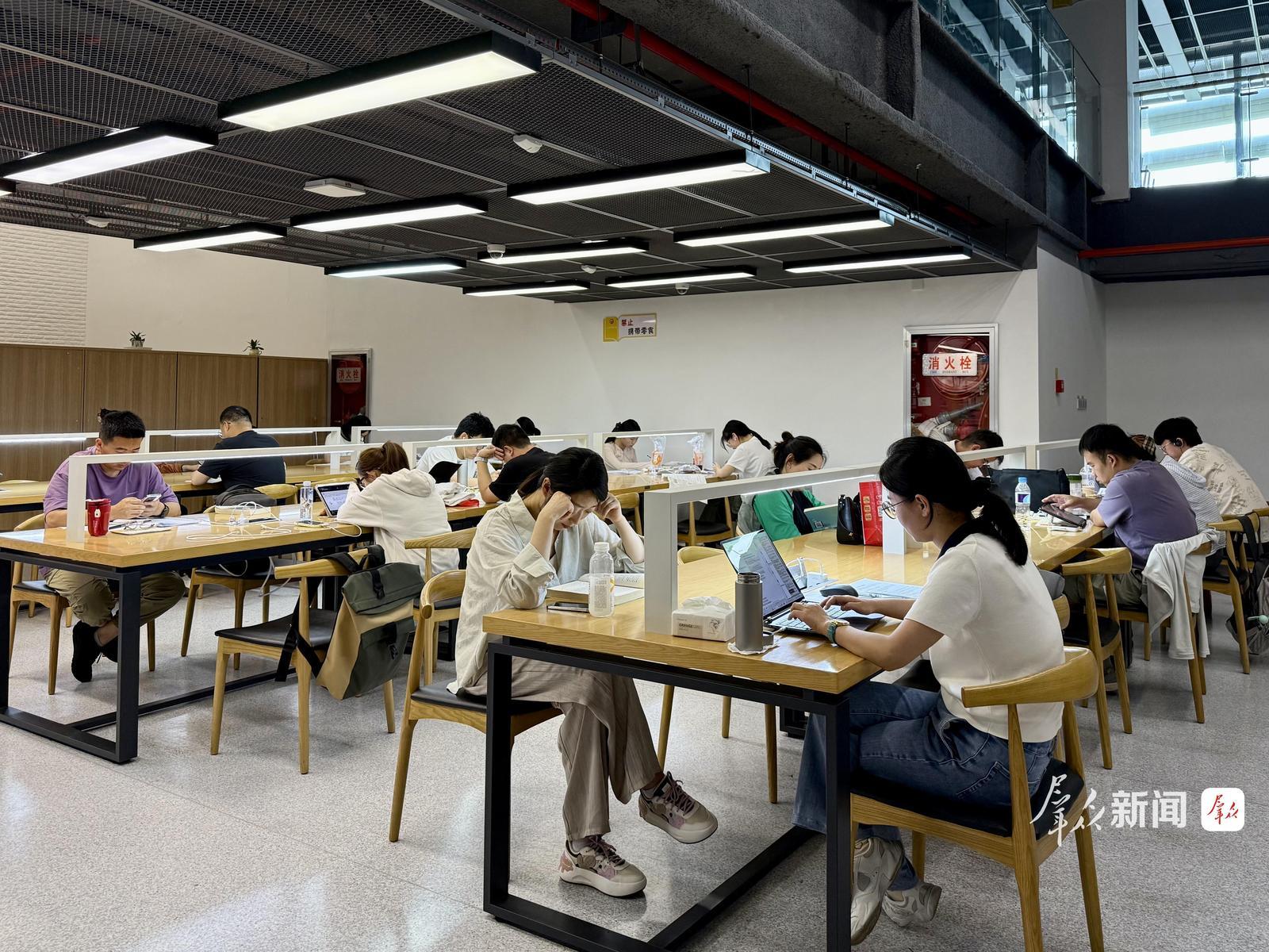 7月23日，市民在宝鸡市图书馆阅读。
