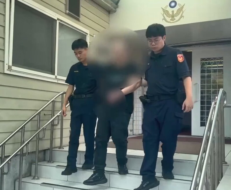 53歲吳姓男子(中)攜帶爆裂物闖進新北議長蔣根煌服務處,警詢後將依恐嚇、槍砲、公共危險等罪嫌移送地檢署。記者林昭彰/翻攝