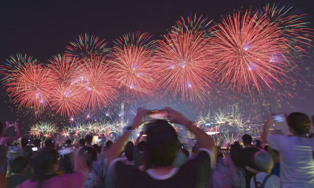 10月1日，香港举行国庆烟花汇演，绚烂烟花在维多利亚港上空绽放，庆祝祖国华诞。新华社记者 陈铎 摄